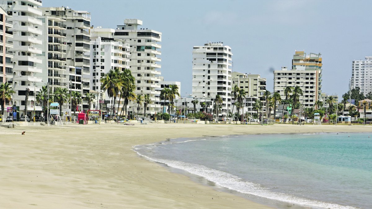 Referencial. La playa de Salinas ha apaciguado sus aguas.