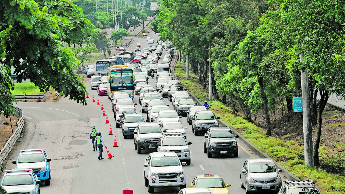 Movilidad. Habitantes de vía a la costa se quejan porque se ha perdido la fluidez del tránsito en esa zona.