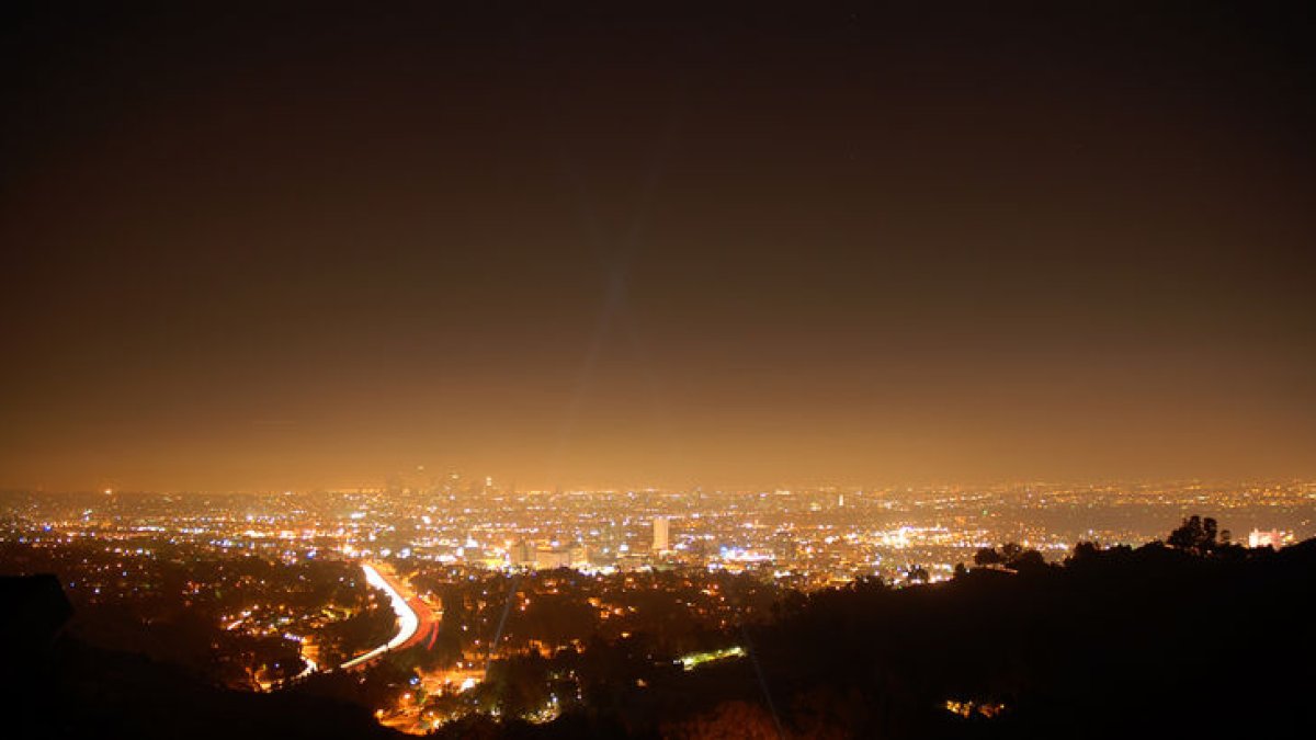 Desde hace años, en muchos lugares habitados de la Tierra, el cielo nocturno no llega a oscurecerse del todo porque, en su lugar, un crepúsculo artificial causado por la dispersión de luz.