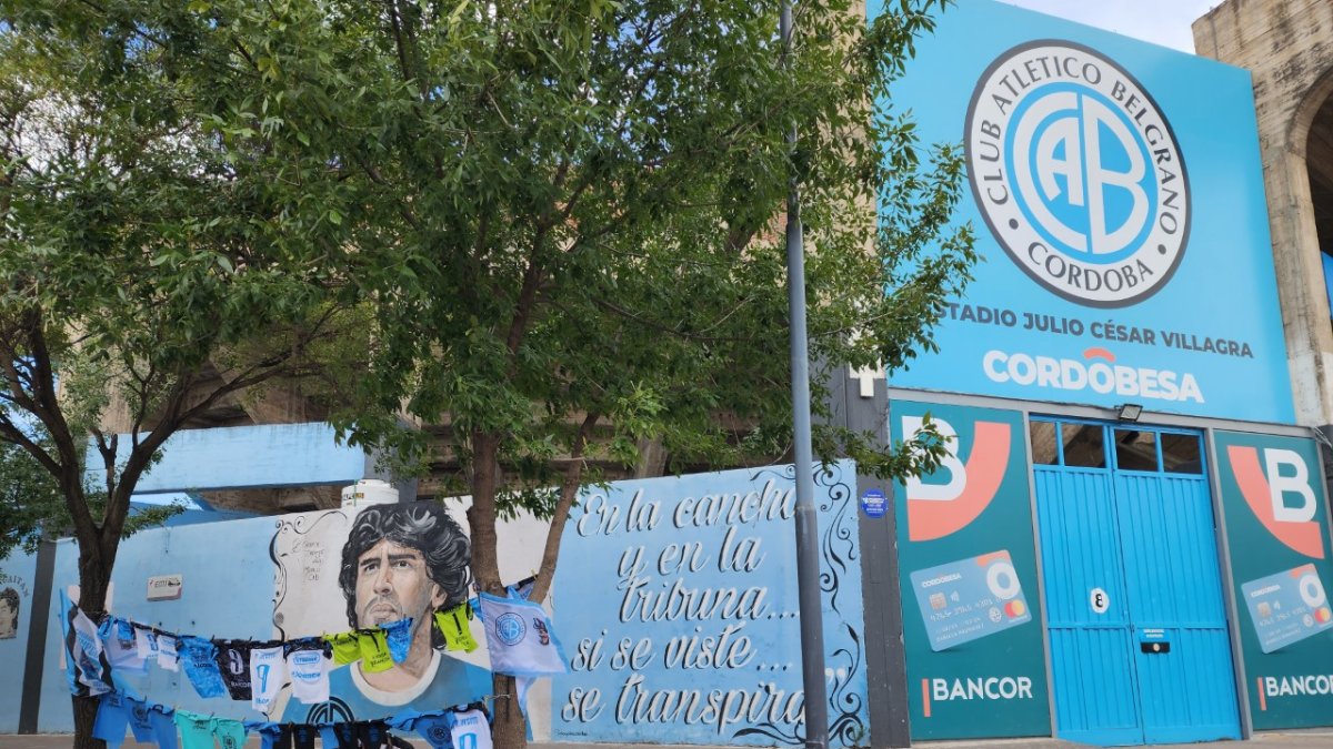Fachada del estadio Julio César Villagra de Belgrano, donde yace un mural de Maradona, quien  jugó en el equipo luego de ser campeón del mundo en México 86.