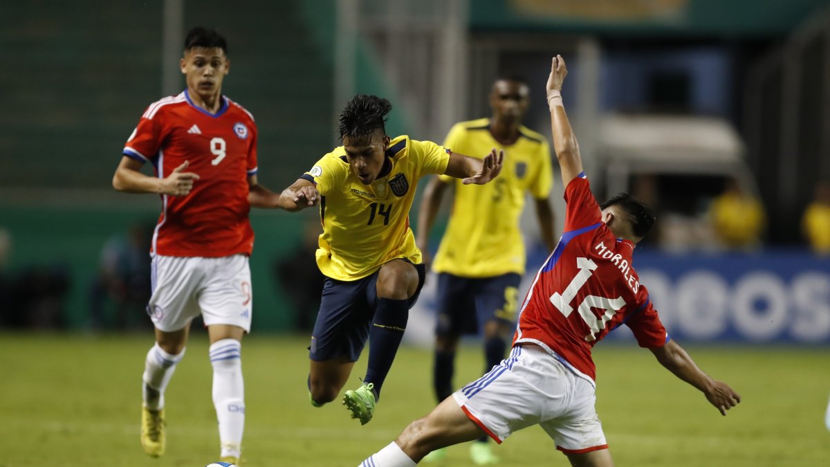 Orlando Herrera (c) de Ecuador disputa el balón con Marcelo Morales de Chile el viernes 20 de enero, durante el debut de ambos en el Sudamericano.