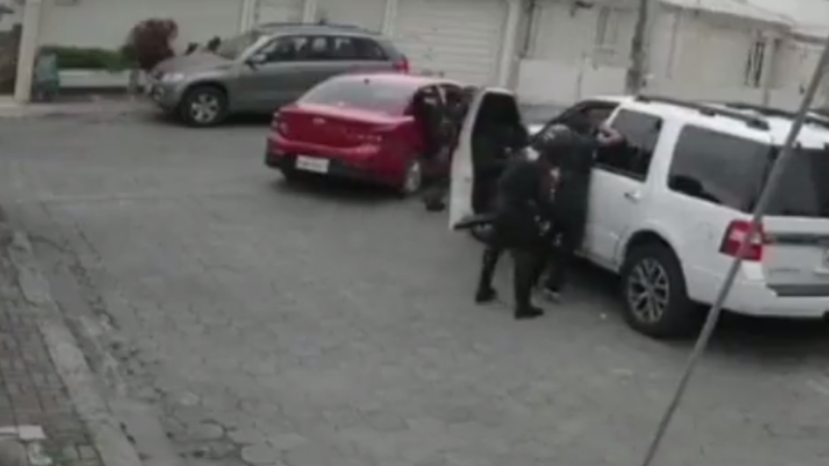 En un video difundido en redes sociales se observa el momento en que intentar secuestrar a un hombre.