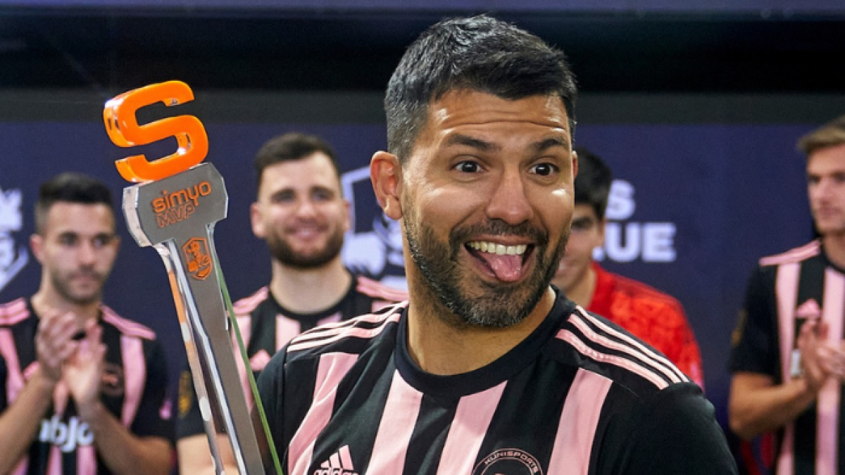 Sergio Kun Agúero vistiendo la camiseta de su equipo Kunis Sport.