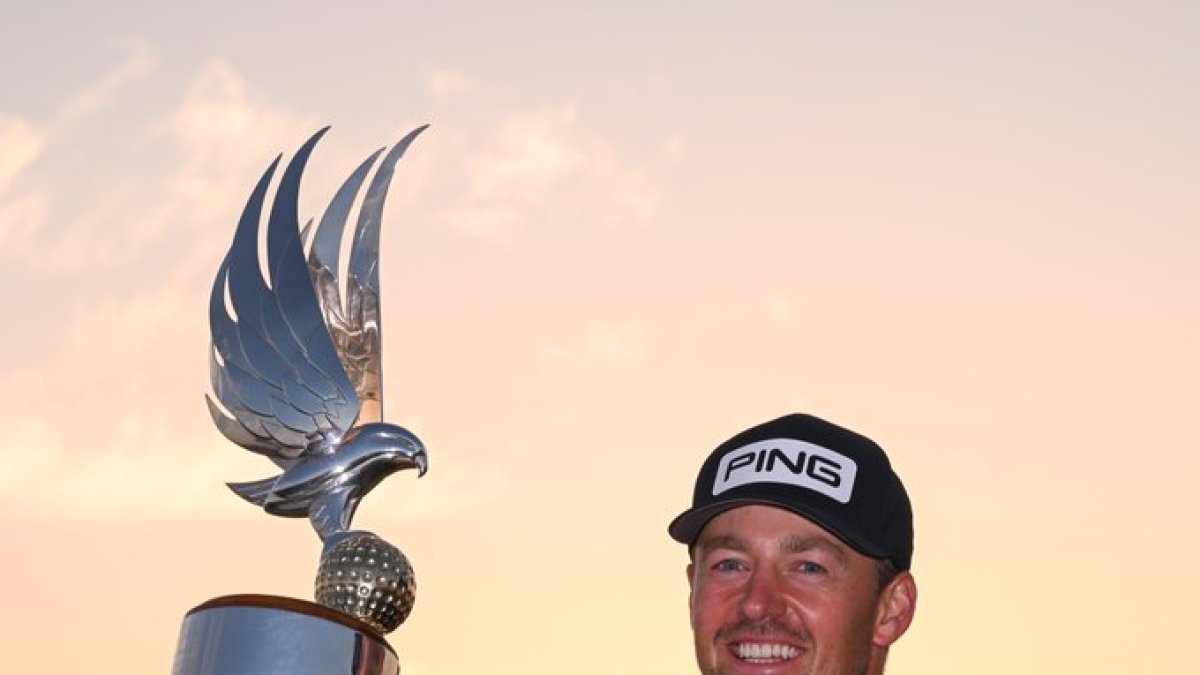 Víctor Pérez con el título de campeón en Abu Dabi.