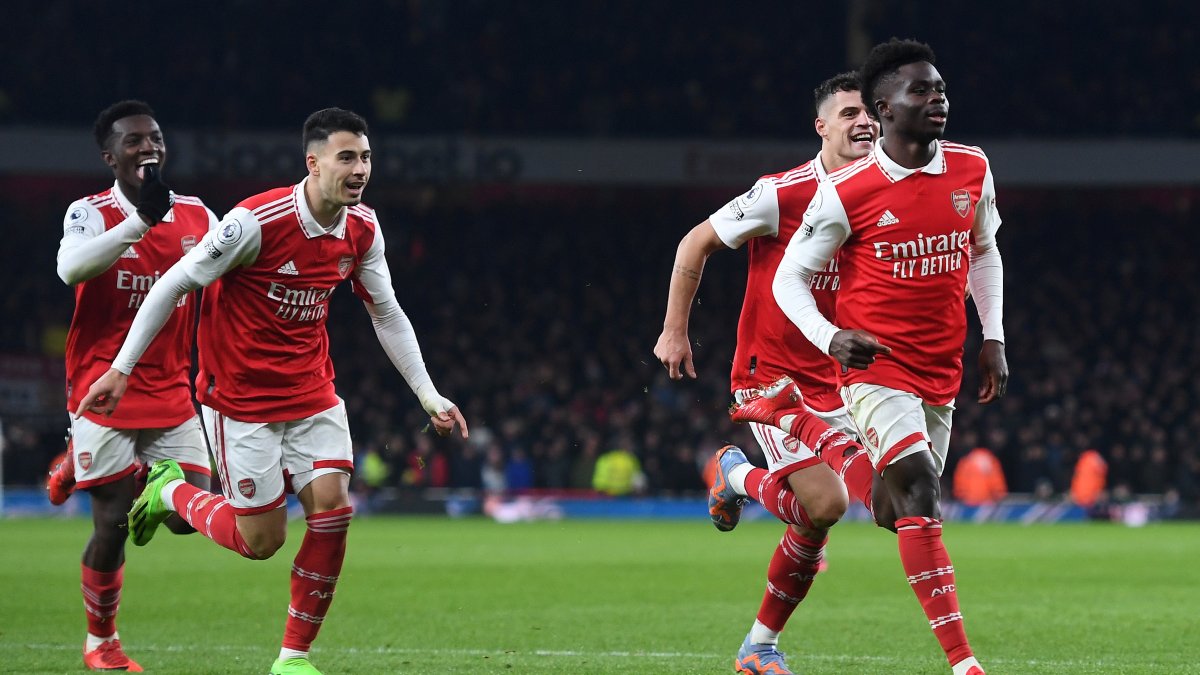 Bukayo Saka (derecha) celebra el segundo gol del Arsenal sobre el Manchester United.