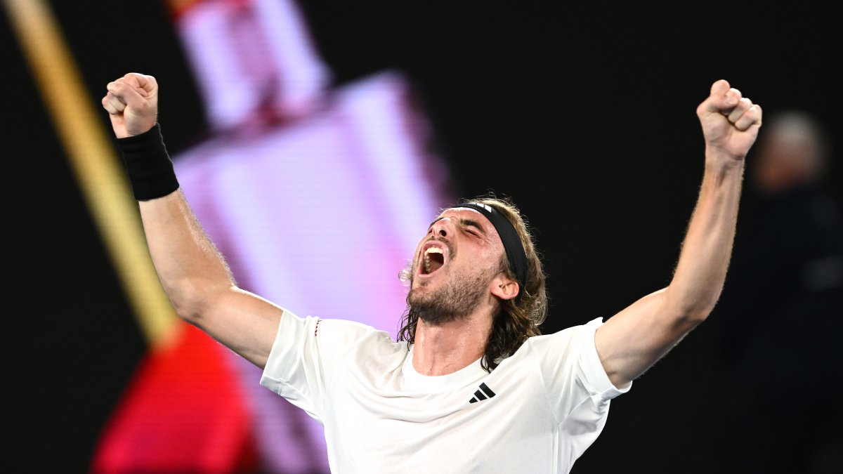 Stefanos Tsitsipas celebra eufórico a manera de desahogo tras vencer a Sinner.