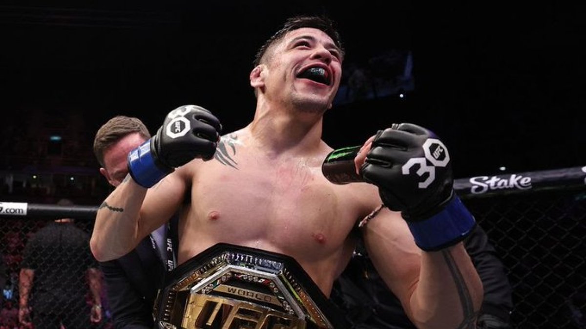 Brandon Moreno tras ser declarado campeón mundial de peso mosca UFC.