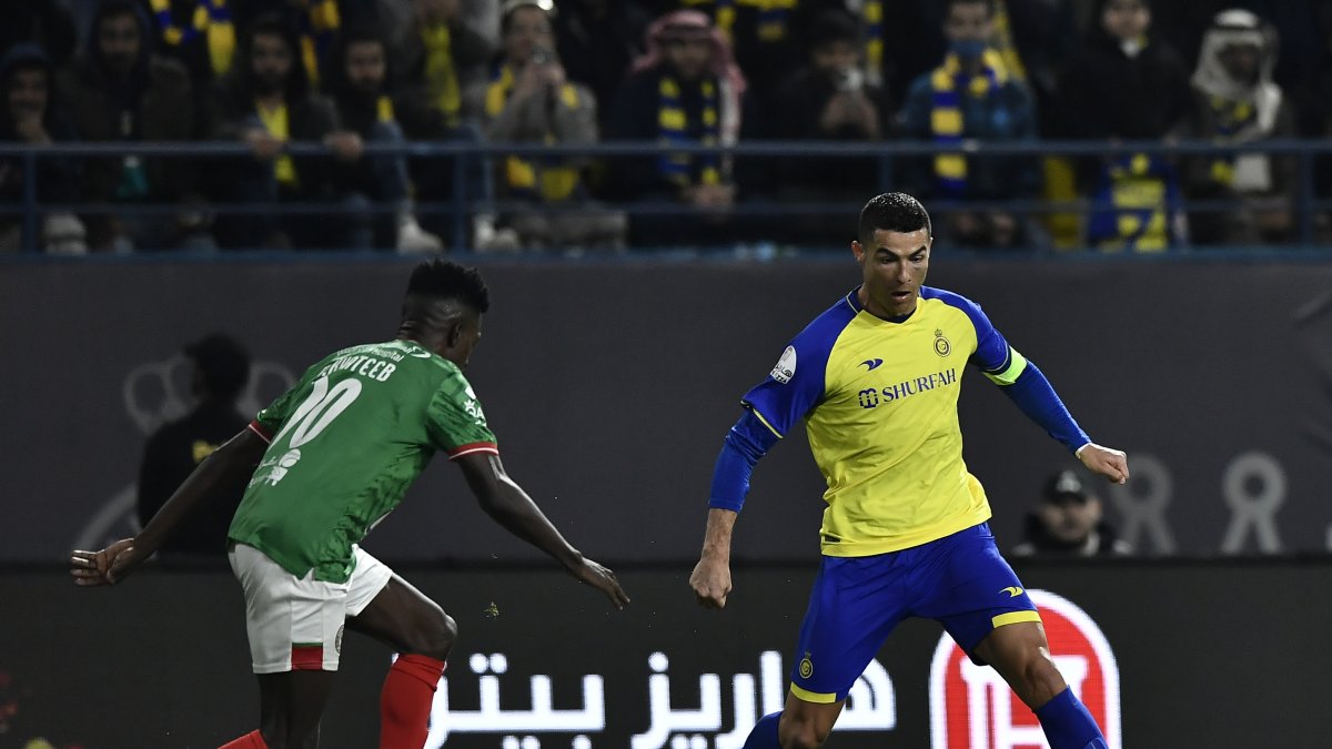 Cristiano Ronaldo (derecha) durante su debut en el campeonato de la Liga Saudí.