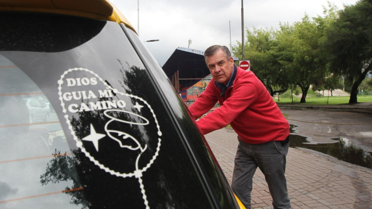 Páez es abogado, licenciado en Ciencias Jurídicas y doctor en Jurisprudencia. Nació en Ibarra. En su carrera política fue viceprefecto, diputado, asambleísta y candidato a vicepresidente.