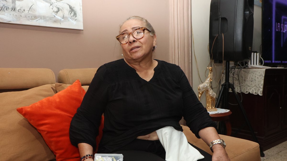 Colostomía. La maestra jubilada Patricia Flores debe someterse a una nueva cirugía que le permita abandonar la bolsa de plástico pegada en su vientre desde el año pasado.