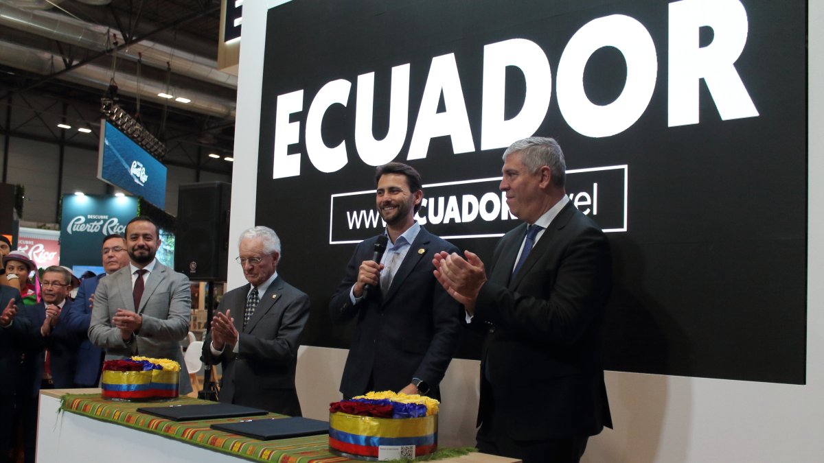 La suscripción del convenio entre el Ministerio de Turismo y Fitur, en el stand de Ecuador.