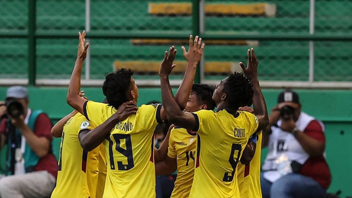 Los integrantes de la Mini-Tri festejan el gol de Mina ante Bolivia, que les permitió llevarse los tres puntos del Sudamericano, del que son defensores del título.