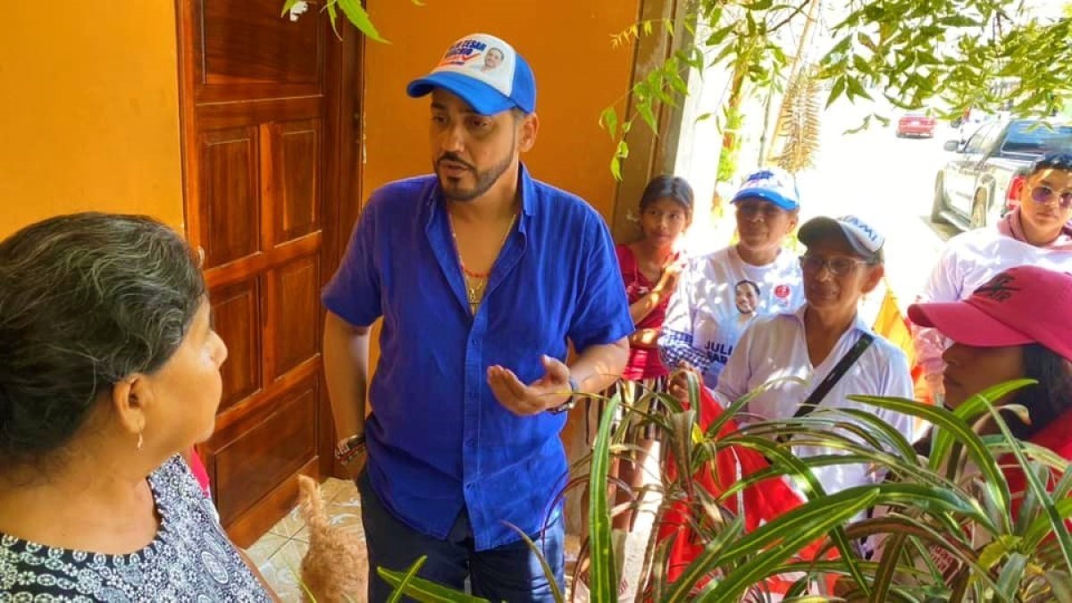 Conversar con los habitantes de su cantón era parte de las actividades del candidato.