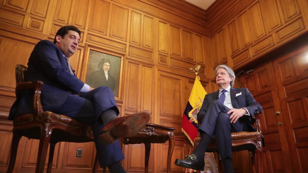 El presidente mencionó a funcionarios de anteriores administraciones como parte de los grupos que quieren presionar y mantener pode en su Gobierno.