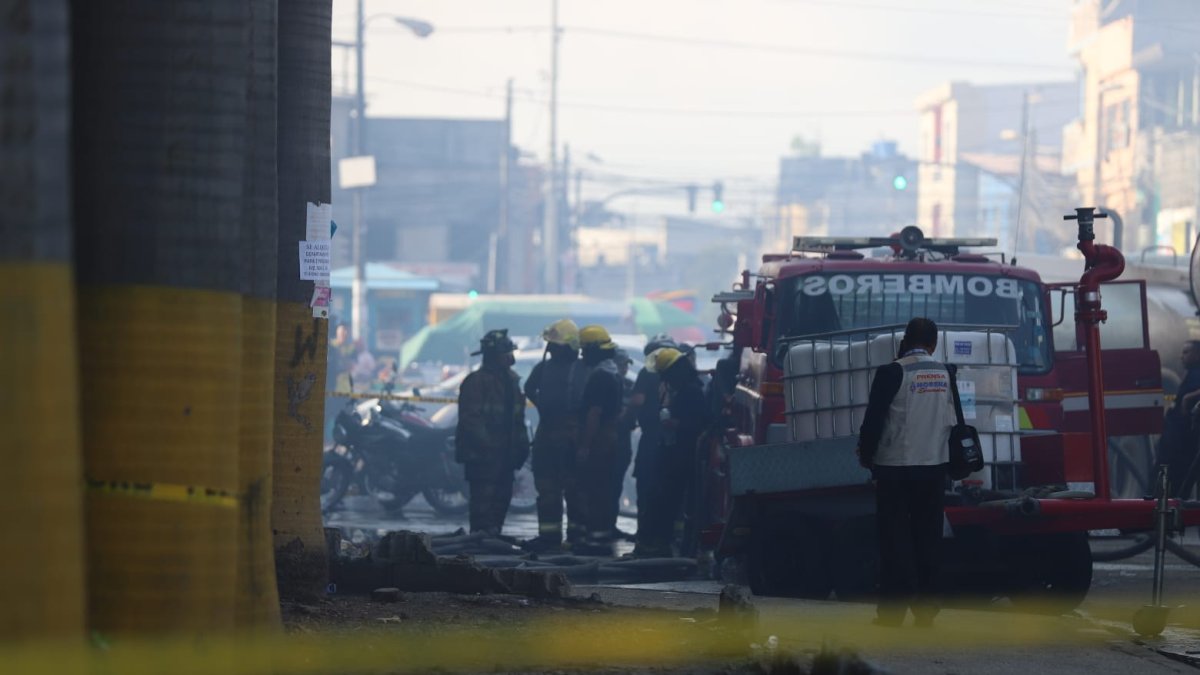 Un cortocircuito habría originado el siniestro. Afectados se quejan que los bomberos no llegaron abastecidos de agua.