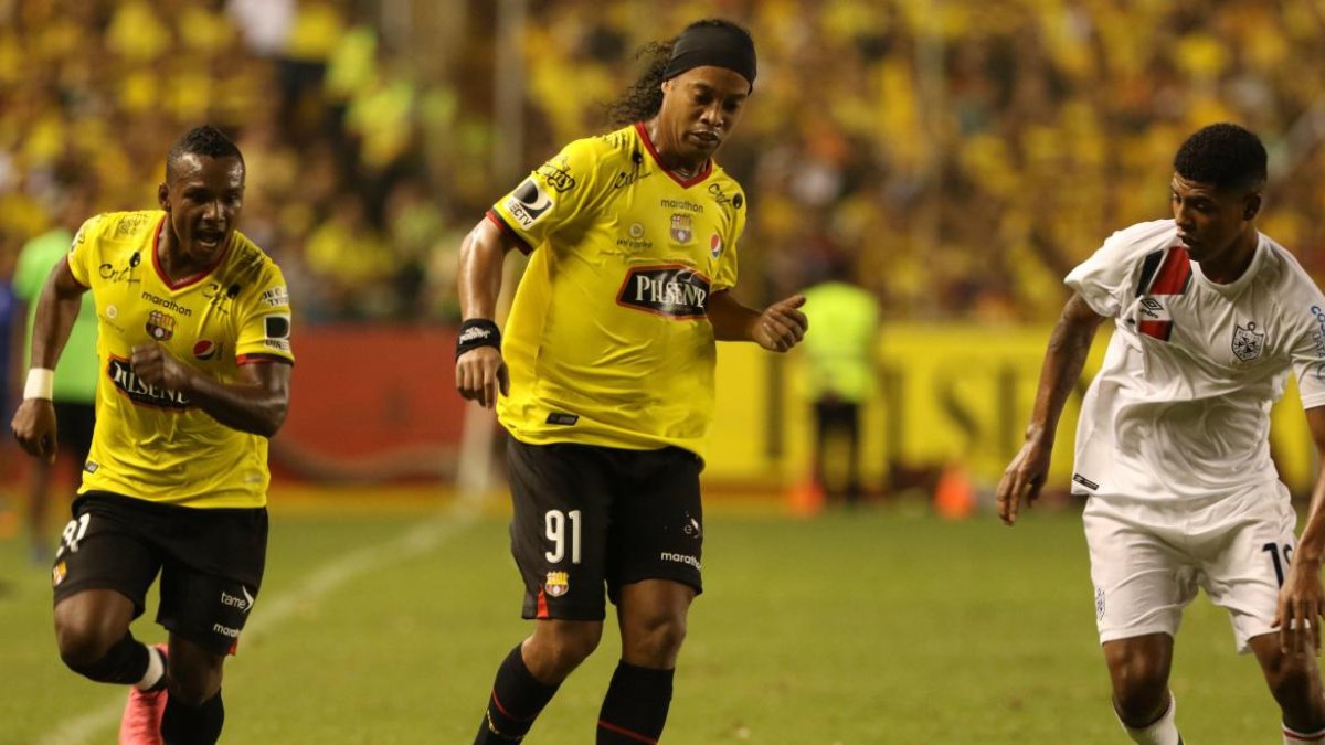El brasileño Ronaldinho, en 2016, fue la primera estrella mundial en ser invitada para jugar con el equipo de Barcelona.