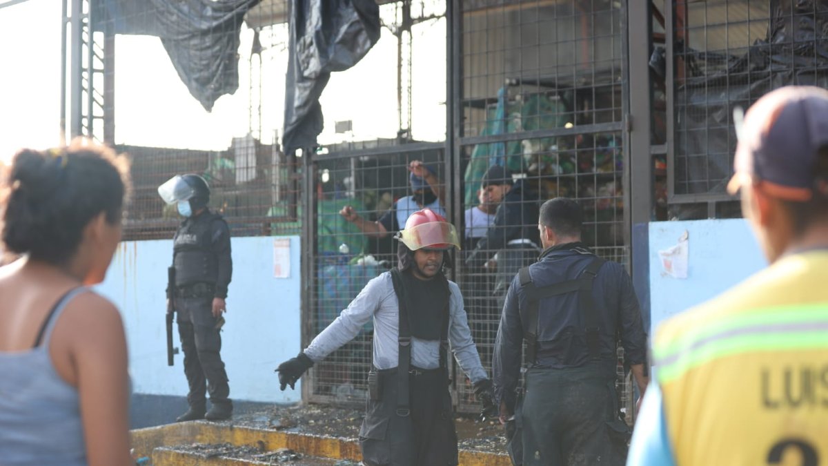 Emergencia. El incendio se registró la madrugada de este lunes 23 de enero, en el sector de la quinta etapa de El Recreo, en Durán. 