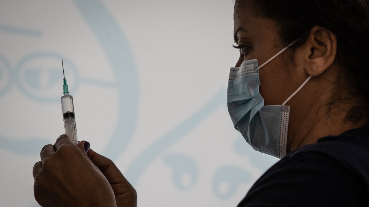 Un trabajador de la salud prepara una dosis de la vacuna Pfizer BioNTech contra el Covid-19, en una imagen de archivo.