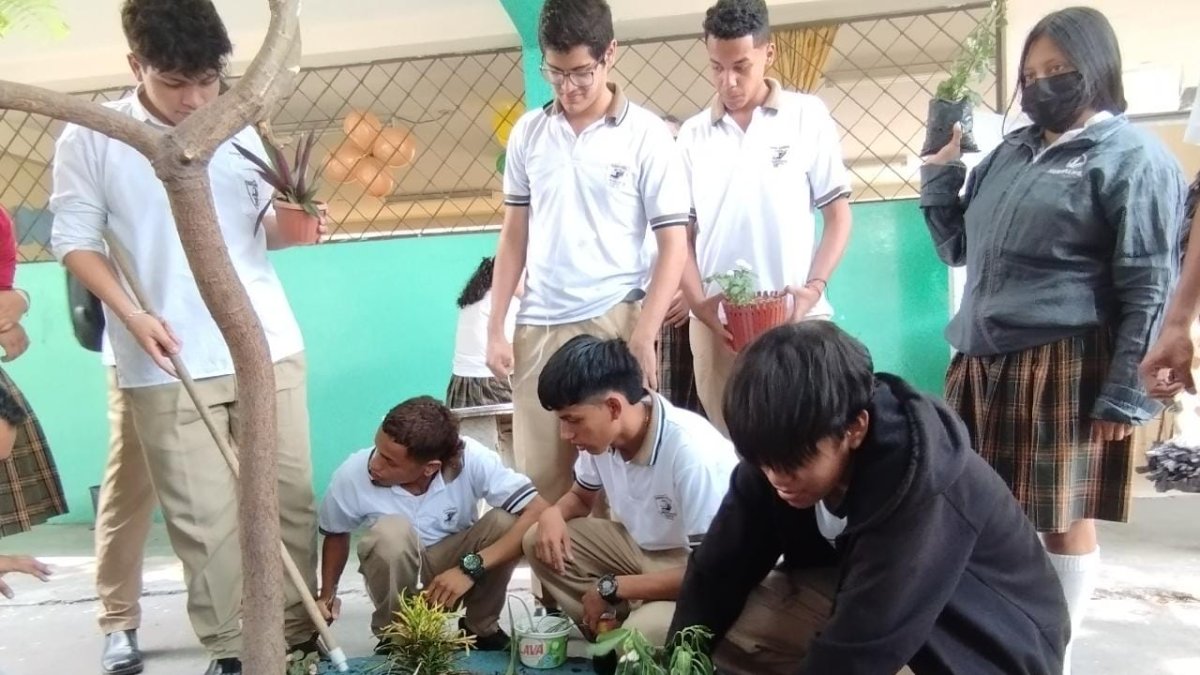 Los estudiantes realizan la siembra de varios tipos de plantas.