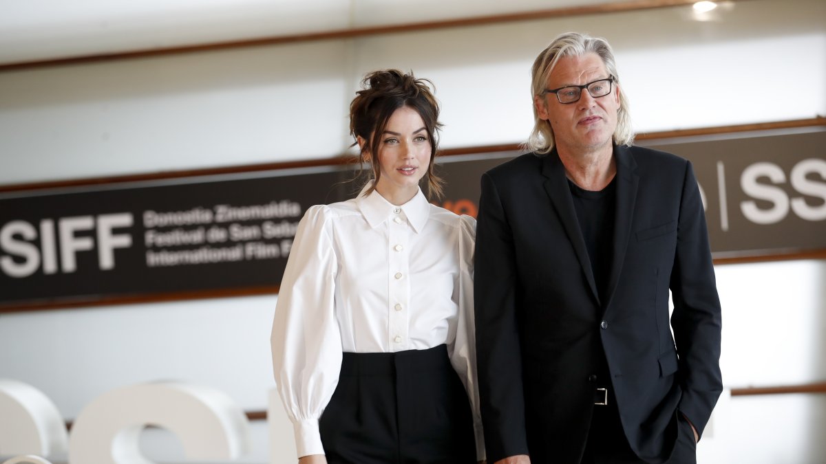 Foto de archivo del realizador Andrew Dominik (d), junto a la actriz Ana de Armas.