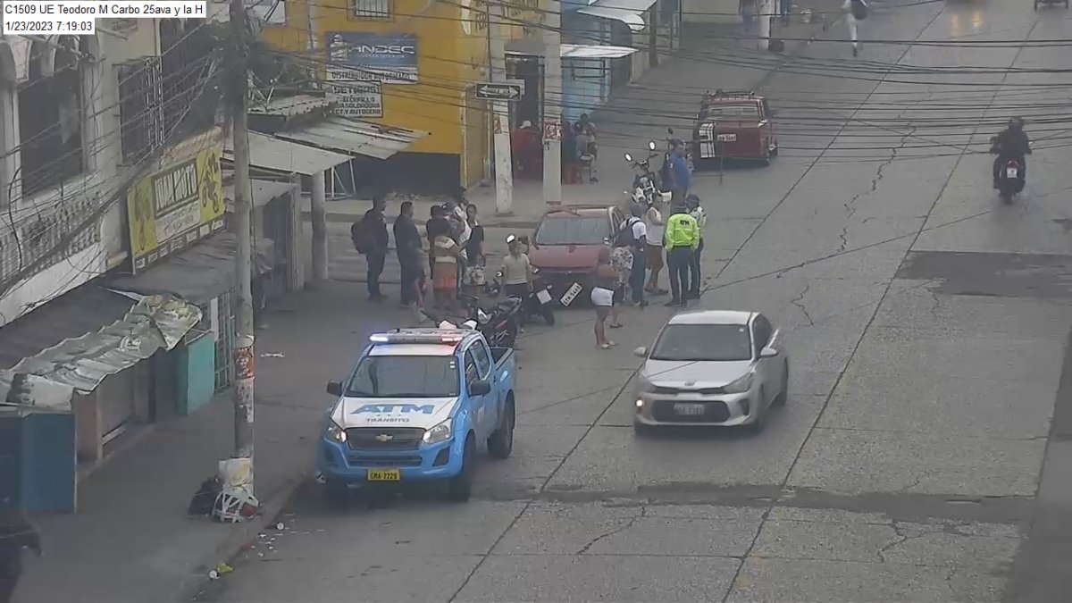 Agentes de tránsito realizaban una citación entre las calles La 25 y La H