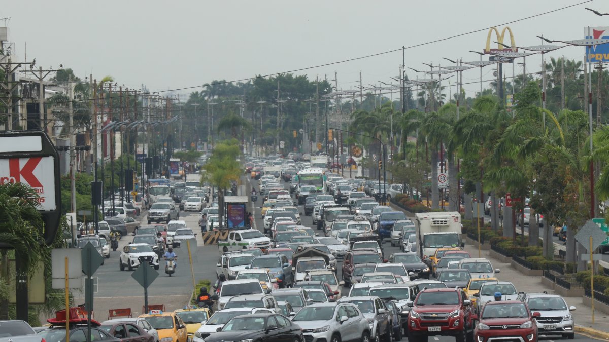 La Puntilla. En las denominadas horas pico, el tráfico vehicular en La Puntilla se vuelve un ‘infierno’ para quienes ingresan o salen del sector.