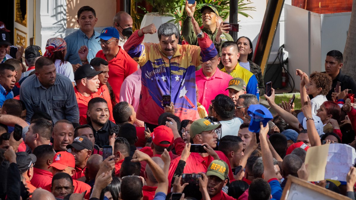 El presidente de Venezuela, Nicolás Maduro, acompaña este lunes 23 de enero a una manifestación de simpatizantes del oficialismo /