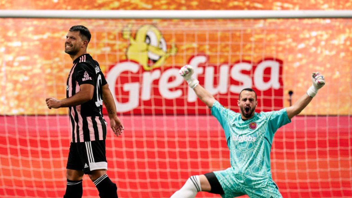 Sergio Agüero (i), exfutbolista argentino que vendrá a la Noche Amarilla, se lesionó jugando la Kings League.