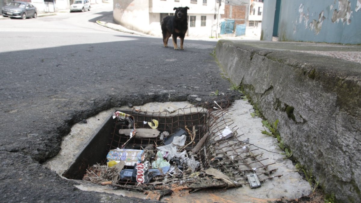 En la calle G. En la rejilla improvisada, colocada por los vecinos ante el robo de la estructura normal de acero, se acumula todo el material que desciende debido a las lluvias.