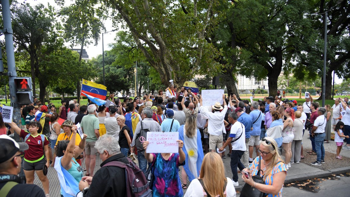 BUENOS AIRES (ARGENTINA),  Venezolanos se manifiestan el lunes 23 de enero  contra la posible llegada a Argentina del presidente de Venezuela, Nicolás Maduro. 