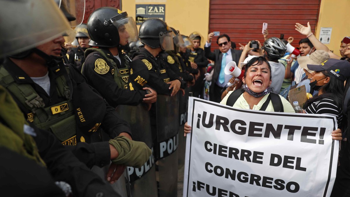Ciudadanos protestan junto a la sede de la Prefectura, donde se encuentran los manifestantes detenidos, en Lima. (Perú).  