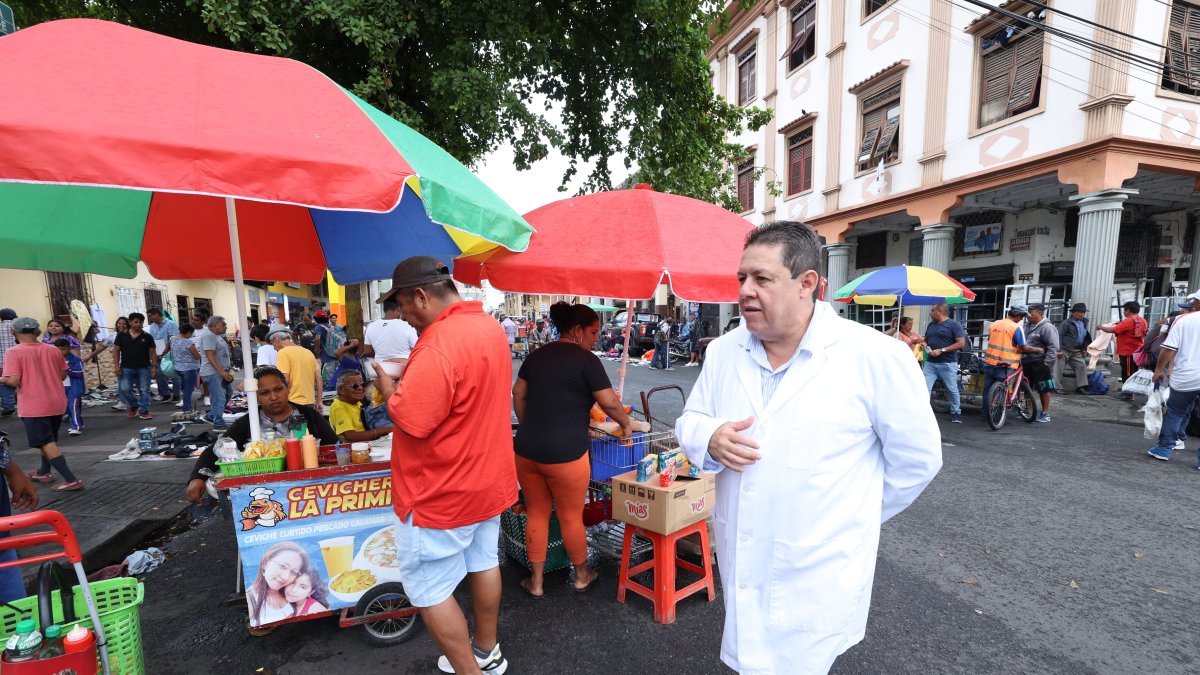 El candidato a la Alcaldía de Guayaquil visitó las inmediaciones del mercado Cuatro Manzanas.