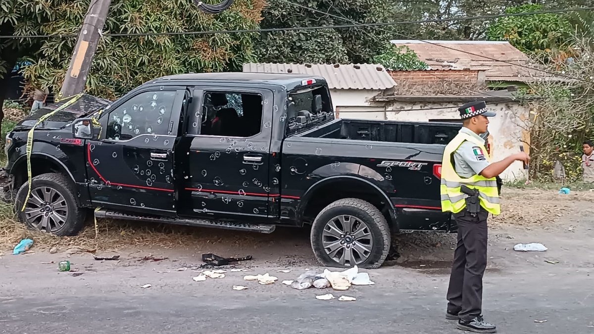Un integrante de la Guardia Nacional, vigila una camioneta con impactos de bala hoy lunes 23 de enero  en estado de Veracruz (México).  EFE