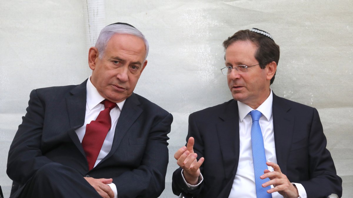 Foto de archivo (16/06/2021) del primer ministro israelí Benjamin Netanyahu (i) y el presidente de Israel, Isaac Herzog. EFE/EPA/ABIR SULTAN