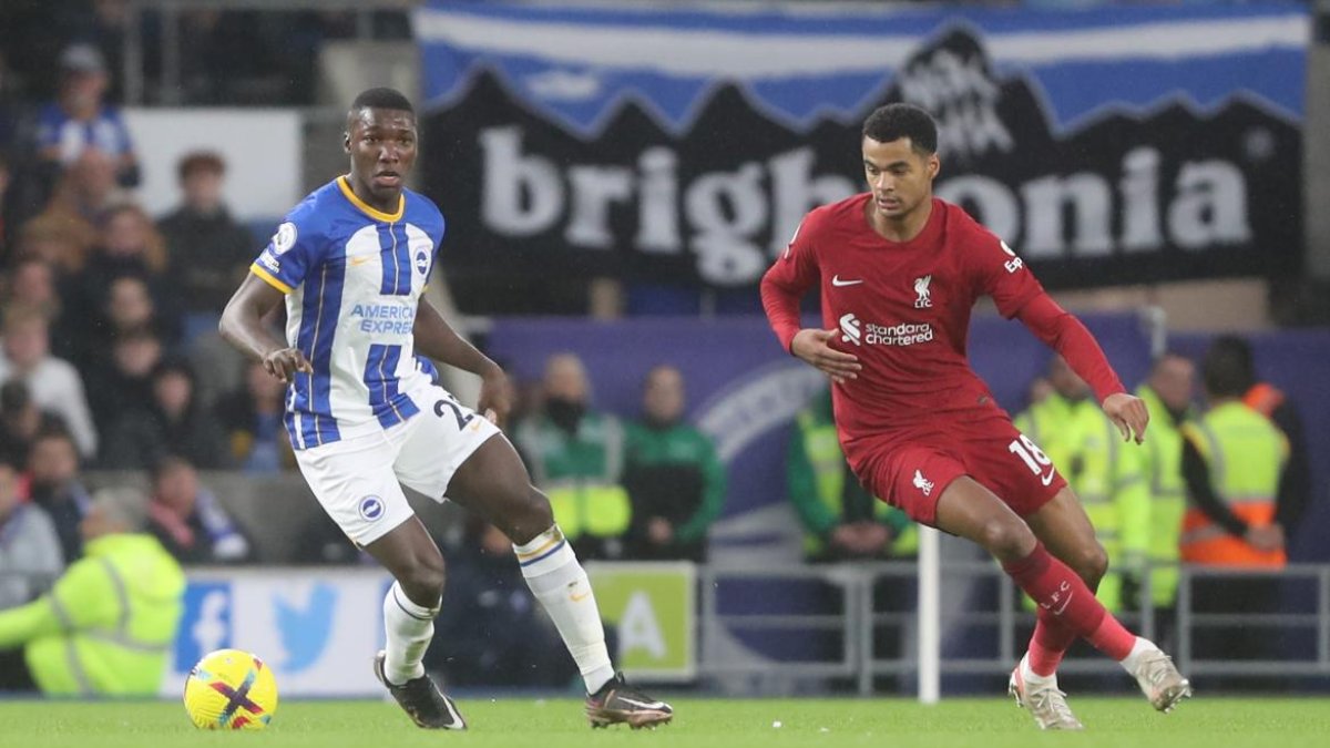 El volante Moisés Caicedo (i) está en la mira de Chelsea y Liverpool por sus destacadas actuaciones con el Brighton.