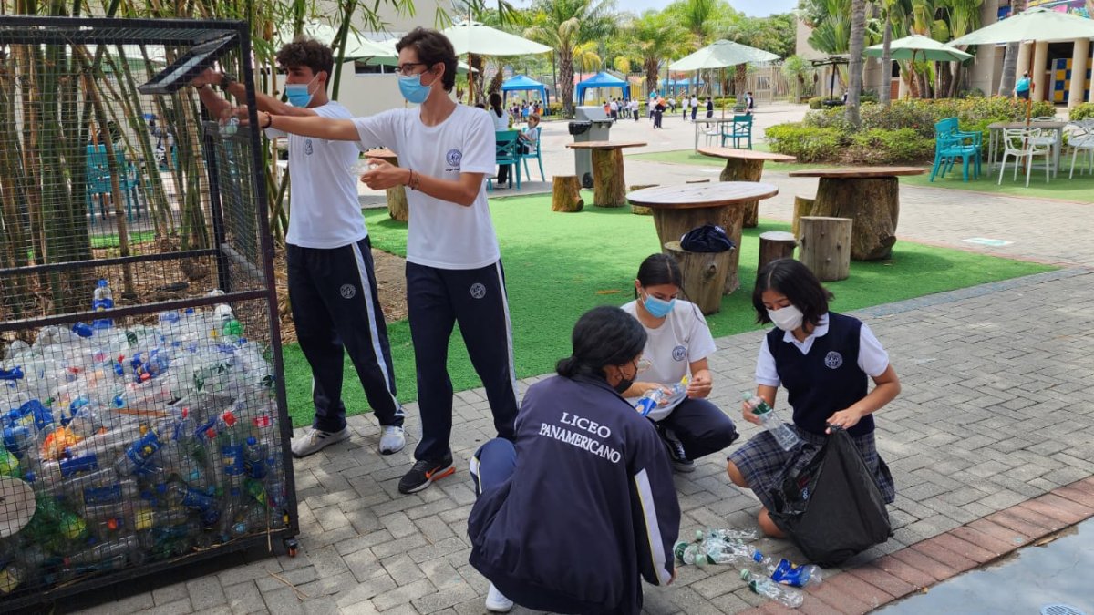 Los alumnos del Liceo Panamericano recogen y reciclan botellas de plástico.