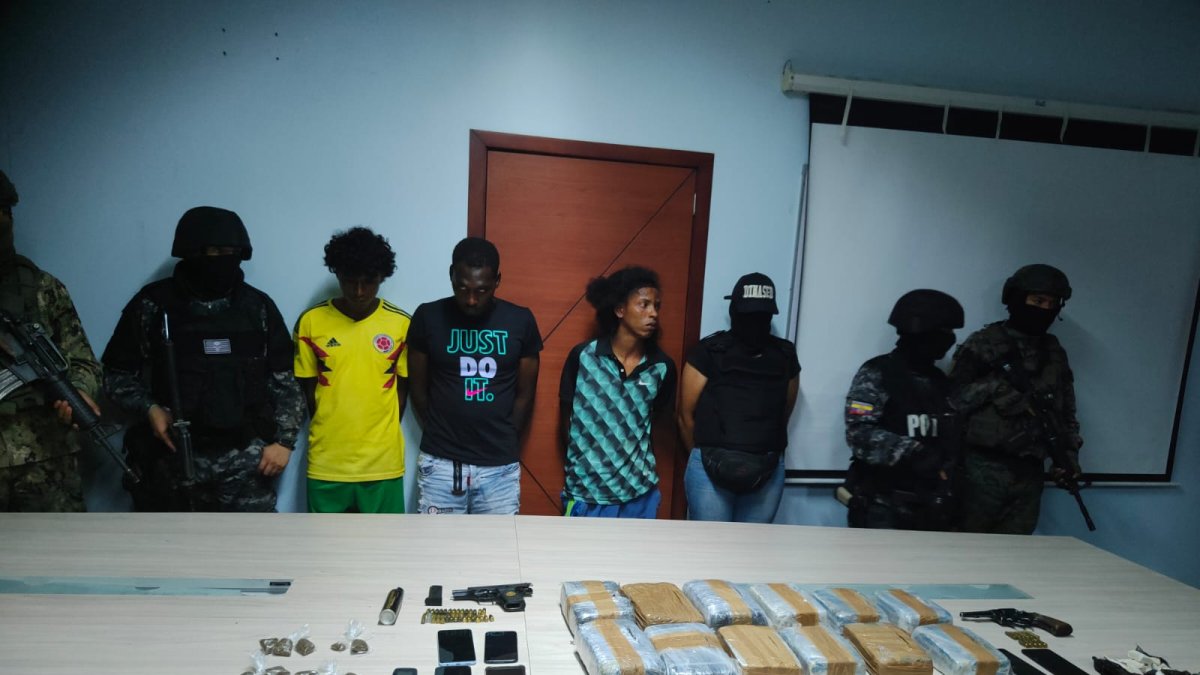 Evidencia. En el departamento se encontró una gama de elementos dudosos. Todos fueron trasladados bajo cadena de custodia