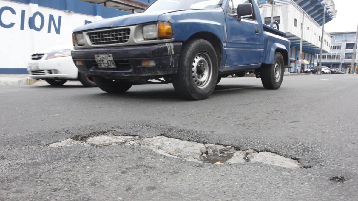 Moradores denuncian huecos en la calle José Mascote, por la Piscina Olímpica.