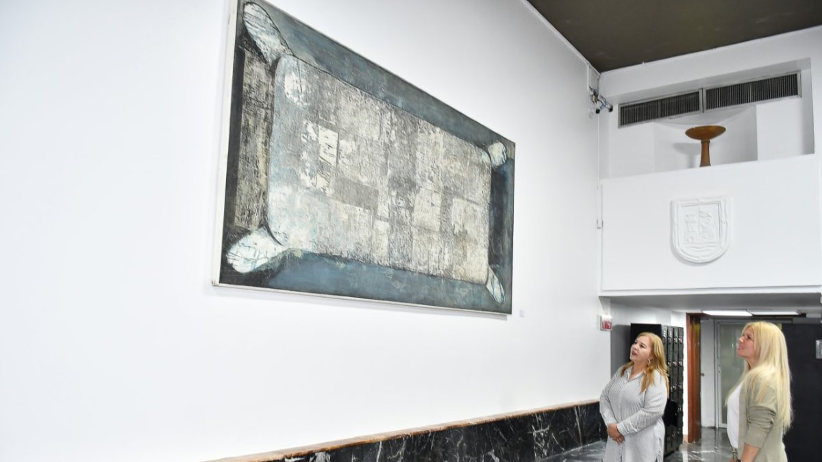 Exhibición. Uno de los cuadros del fallecido Enrique Tábara que conforman la muestra en su homenaje.