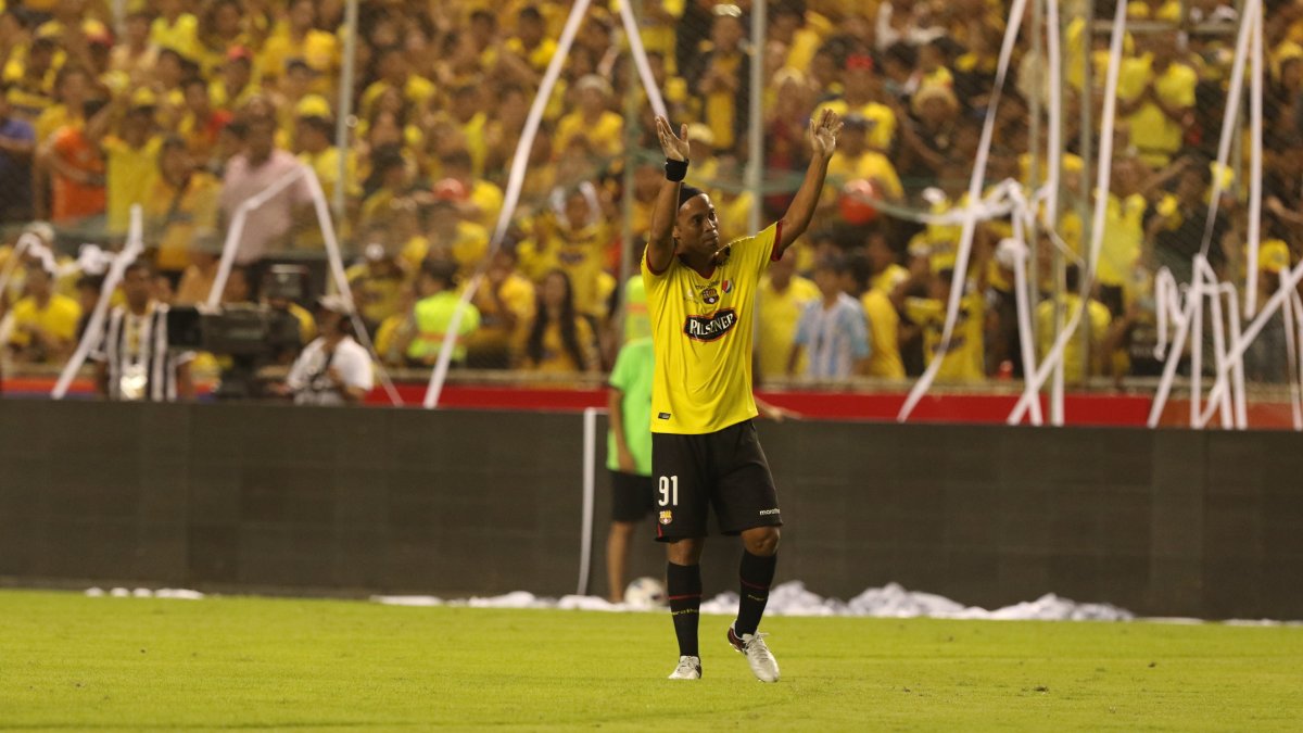 Ronaldinho jugó con la camiseta 91 de Barcelona Sporting Club.