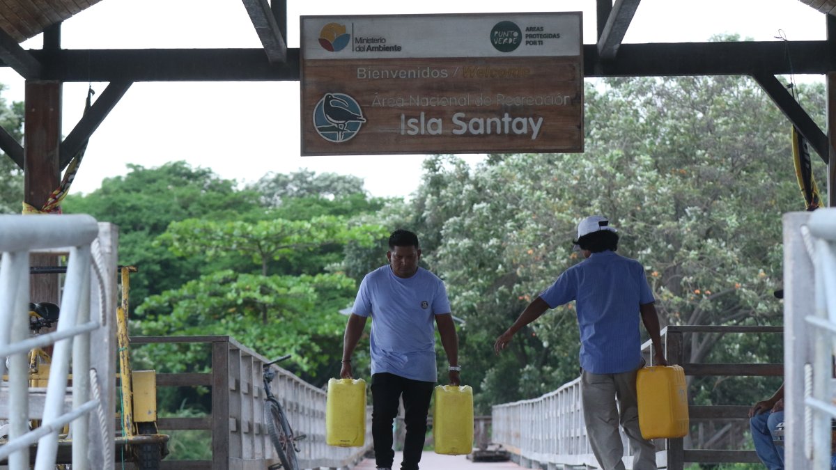 sla Santay. Los comuneros de la isla deben trasladar a diario canecas con agua desde la ciudad de Guayaquil.