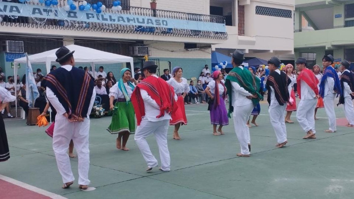 Estudiantes presentaron baile típicos para destacar la cultura ecuatoriana.