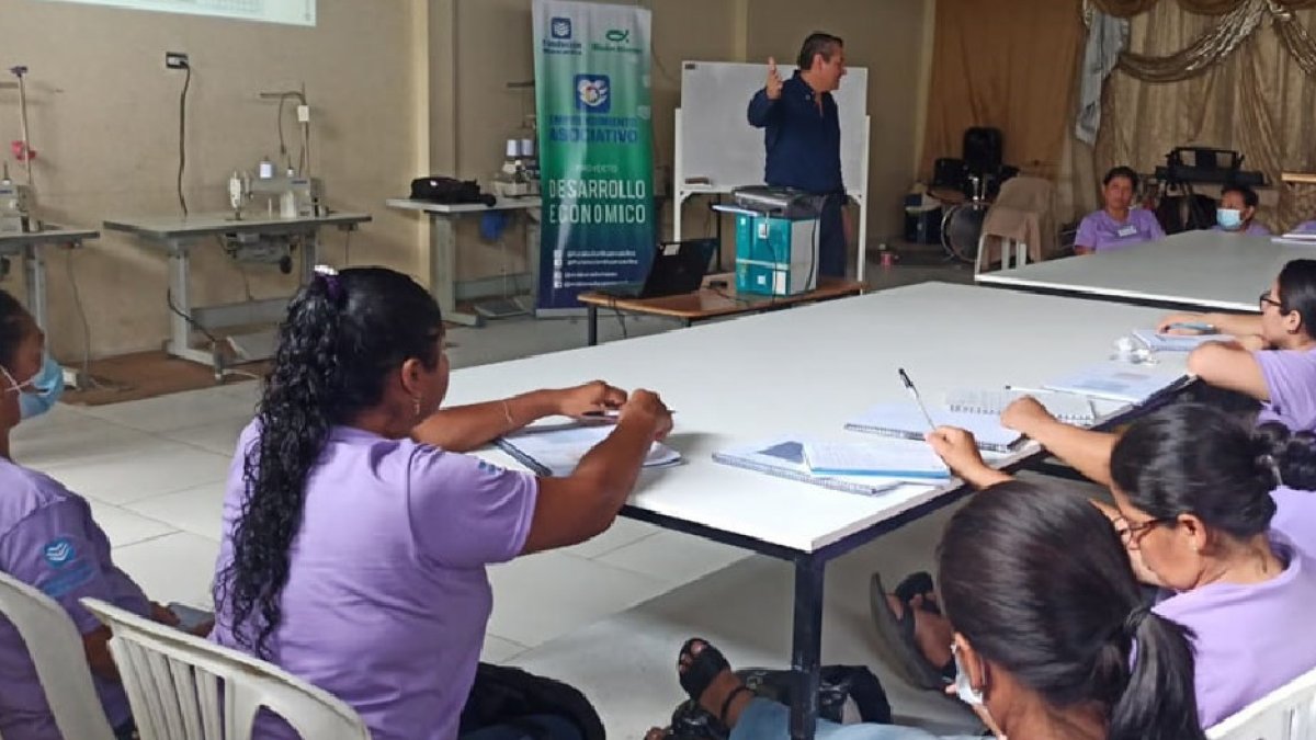 Guayaquil. Varias personas acuden a uno de los talleres presenciales que ofrece la Fundación Huancavilca.
