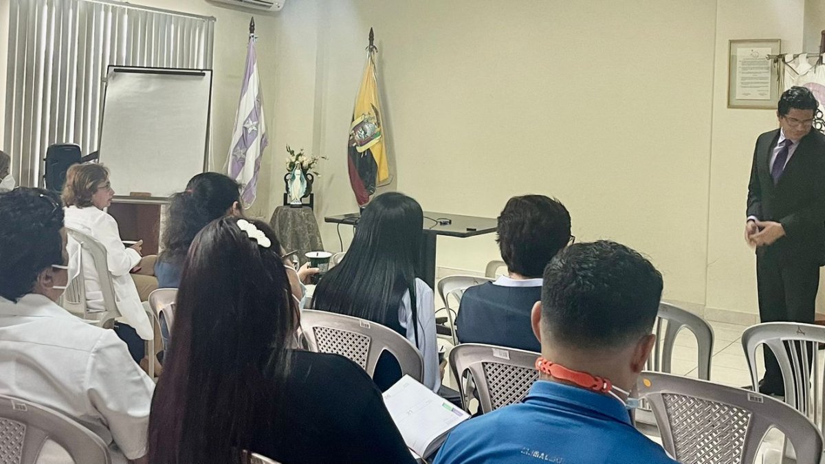 Guayaquil. Un grupo de personas asiste a uno de los talleres que imparte esta organización del voluntariado.