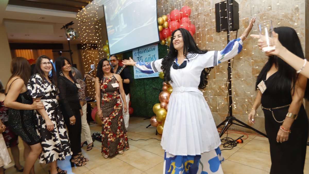 Competencia. Mitzy Elizalde, exalumna, se midió el uniforme para demostrar que tiene la misma medida de cintura que en la adolescencia.