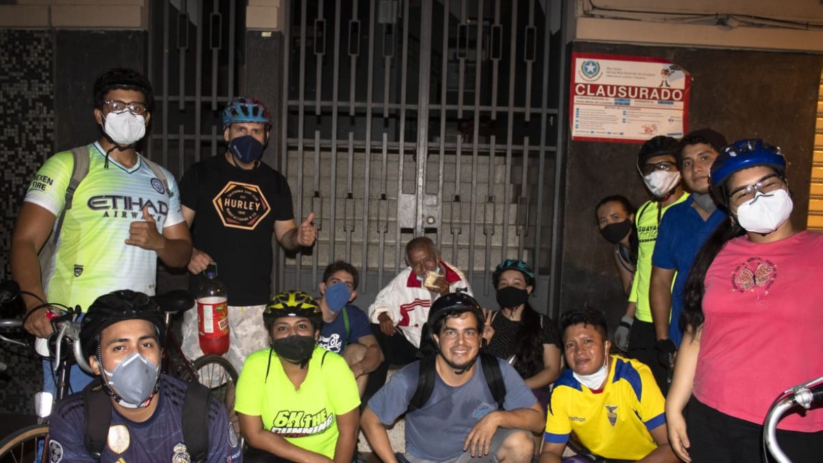 El grupo Team Corona Bike en una de sus pausas.