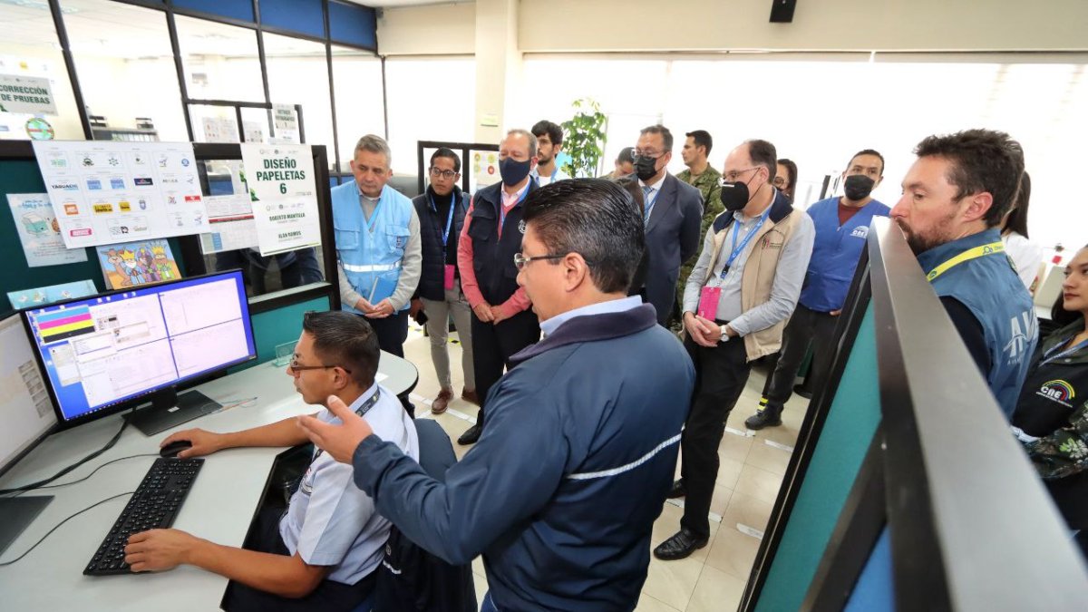 Recorrido. Observadores electorales en una actividad oficial, en Quito, en un proceso anterior.