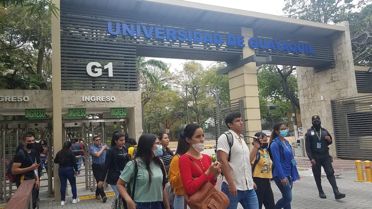 La Universidad de Guayaquil ha implementado un sistema de ingreso por medio de credenciales personales y aumentó la seguridad privada.