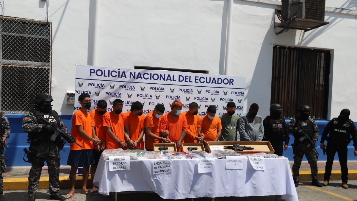 Evidencia. Además de explosivos se encontró uniformes falsos de Policía.