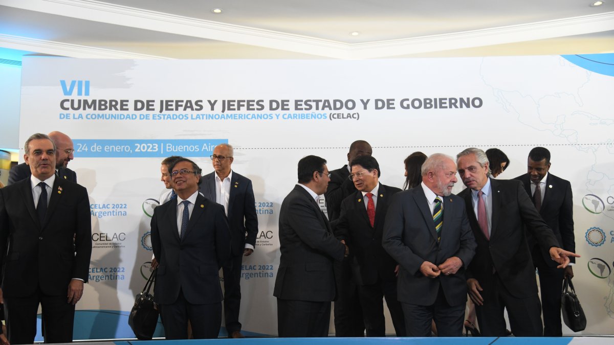 Buenos Aires. Los jefes de Estado se preparan para la foto grupal oficial.